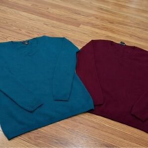 Sofia Cashmere Women's V-Neck Sweater - Hunter Green and Burgundy